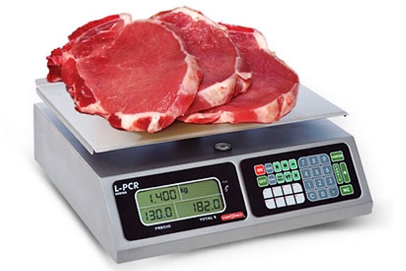 Вес говядины. Весы для мяса. Весы для полуфабрикатов. Весы в мясном цехе.